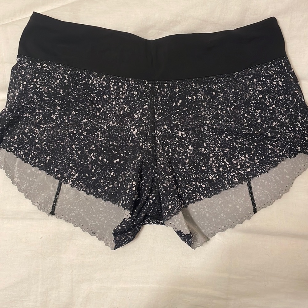 Lululemon Laser Cut Shorts | Size 6